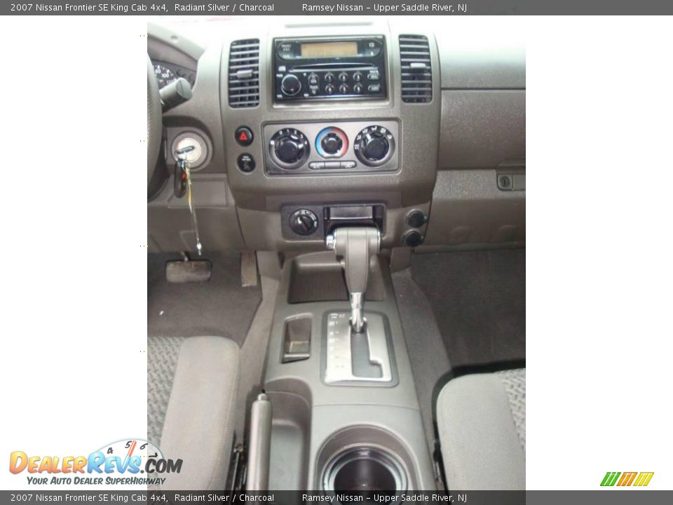 2007 Nissan Frontier SE King Cab 4x4 Radiant Silver / Charcoal Photo #32