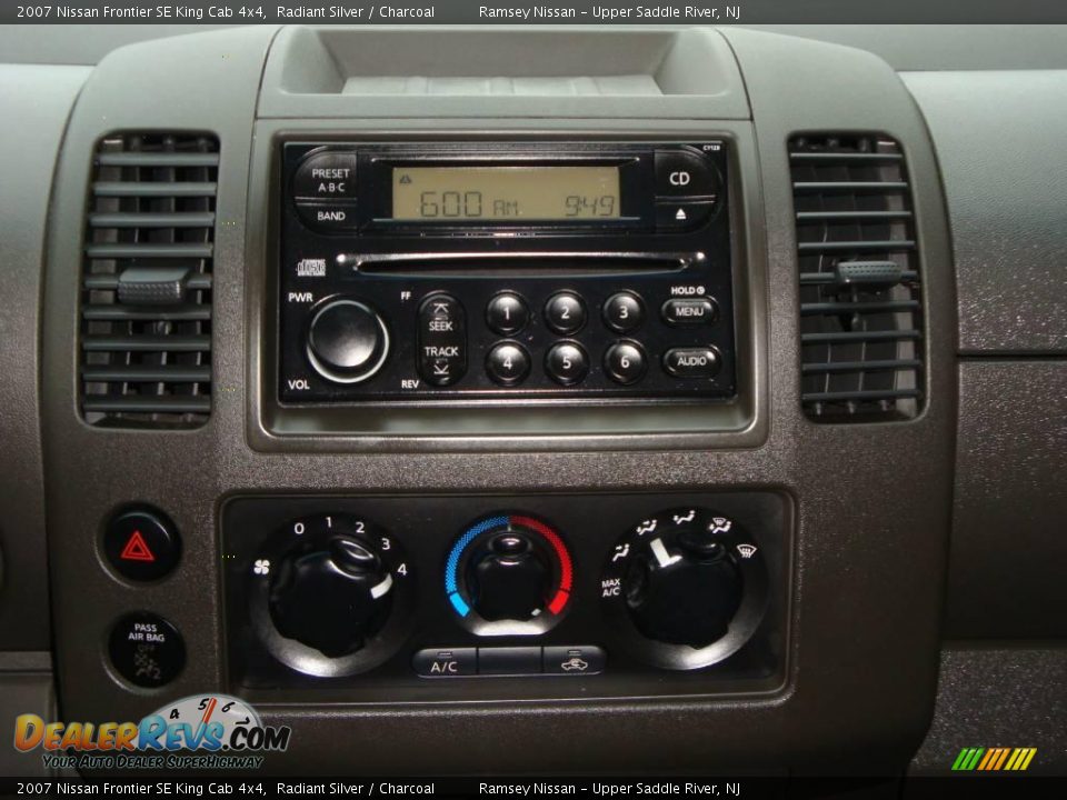 2007 Nissan Frontier SE King Cab 4x4 Radiant Silver / Charcoal Photo #33