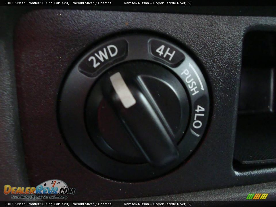 2007 Nissan Frontier SE King Cab 4x4 Radiant Silver / Charcoal Photo #34