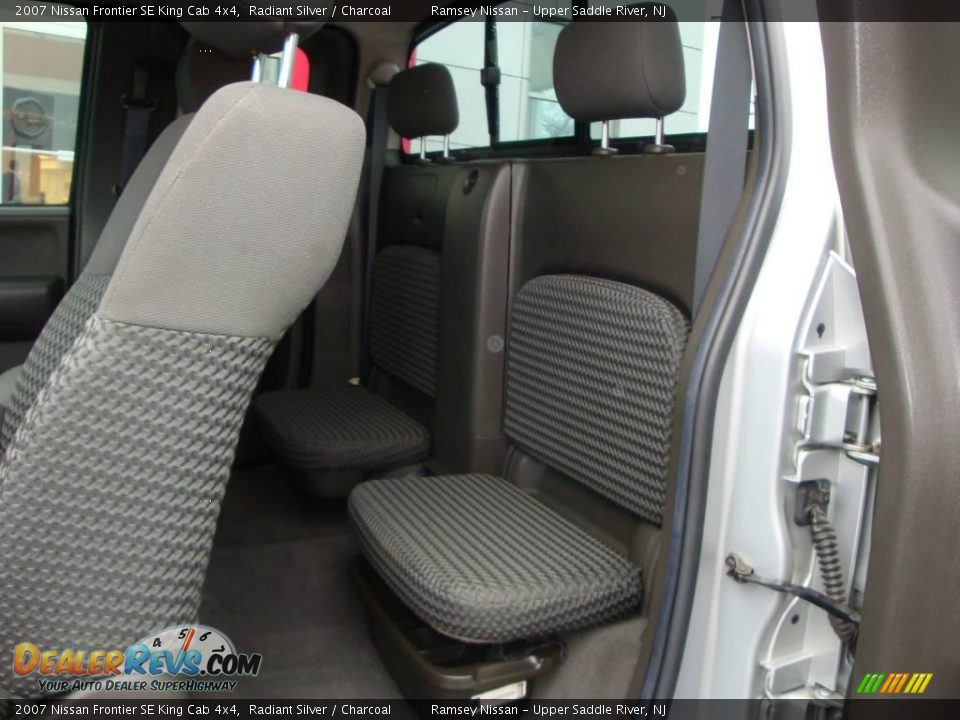 2007 Nissan Frontier SE King Cab 4x4 Radiant Silver / Charcoal Photo #35