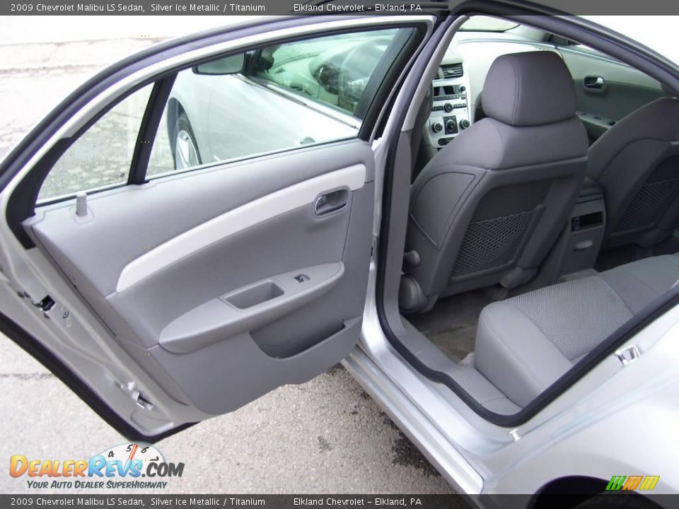 2009 Chevrolet Malibu LS Sedan Silver Ice Metallic / Titanium Photo #18