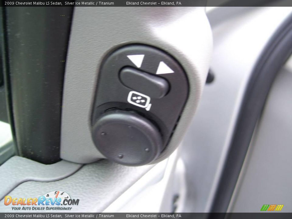 2009 Chevrolet Malibu LS Sedan Silver Ice Metallic / Titanium Photo #24