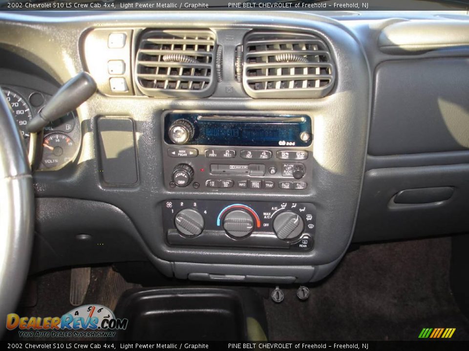 2002 Chevrolet S10 LS Crew Cab 4x4 Light Pewter Metallic / Graphite Photo #12