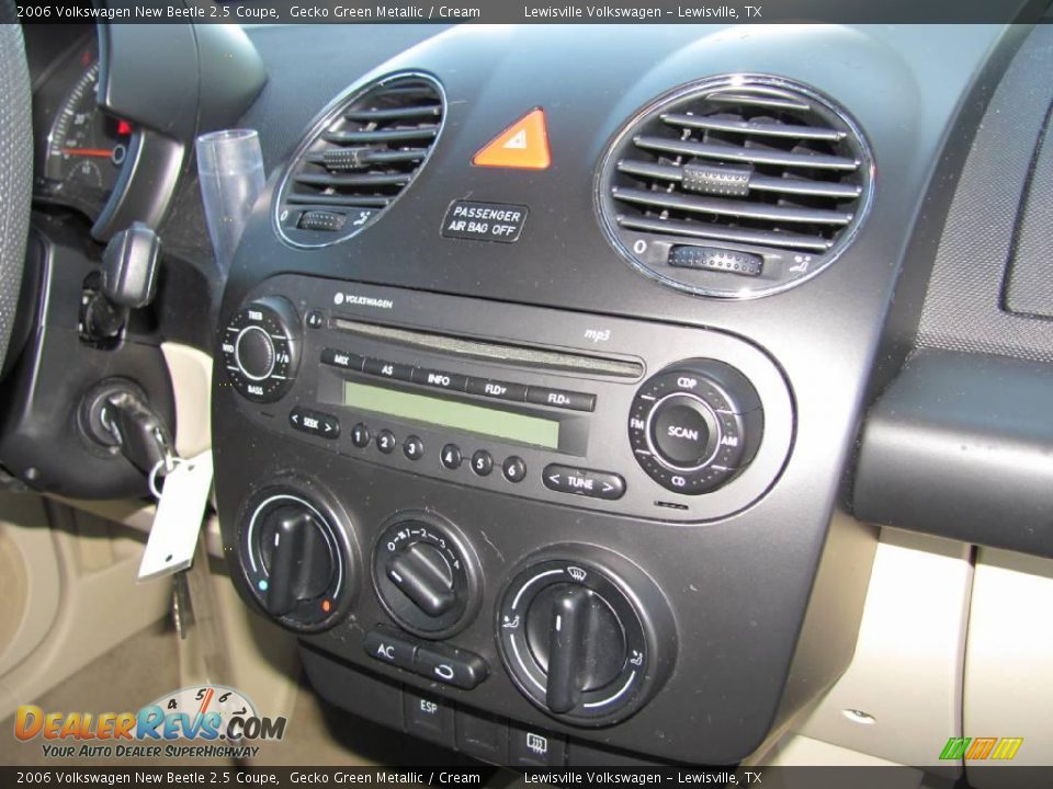 2006 Volkswagen New Beetle 2.5 Coupe Gecko Green Metallic / Cream Photo #15