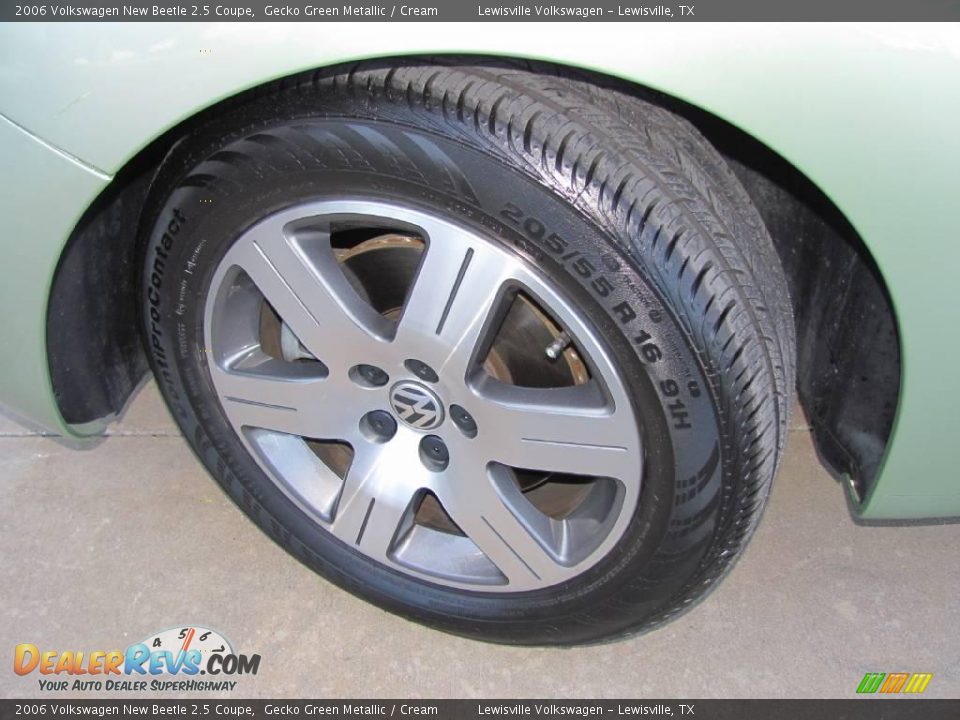 2006 Volkswagen New Beetle 2.5 Coupe Gecko Green Metallic / Cream Photo #20