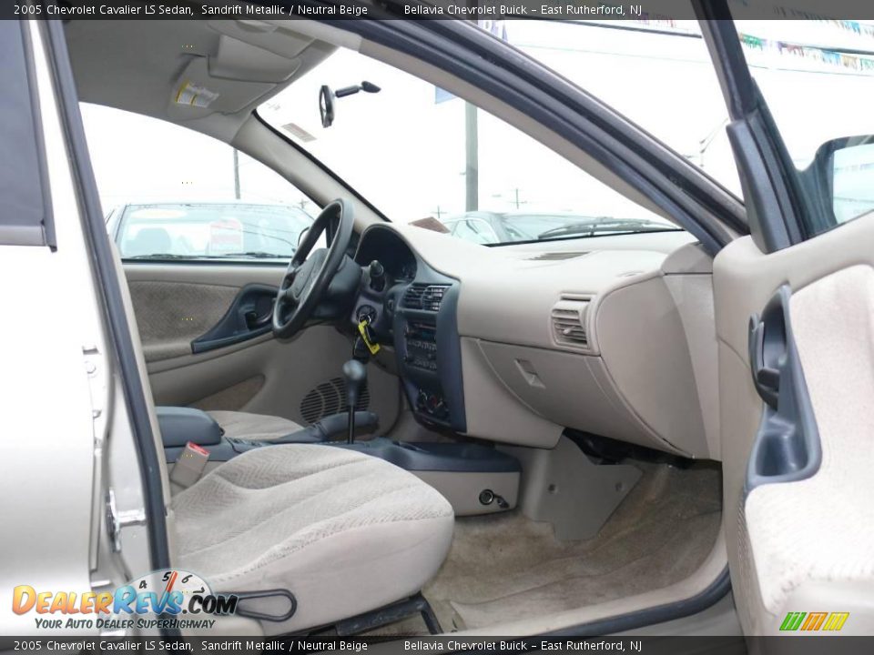 2005 Chevrolet Cavalier LS Sedan Sandrift Metallic / Neutral Beige Photo #8