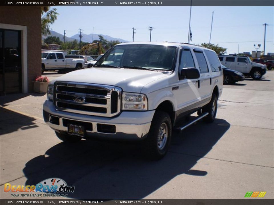 2005 Ford Excursion XLT 4x4 Oxford White / Medium Flint Photo #2