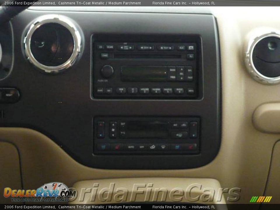 2006 Ford Expedition Limited Cashmere Tri-Coat Metallic / Medium Parchment Photo #19