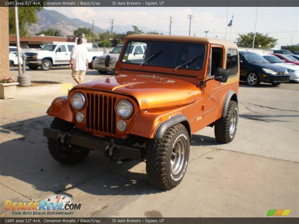 Front 3/4 View of 1985 Jeep CJ7 4x4 Photo #2