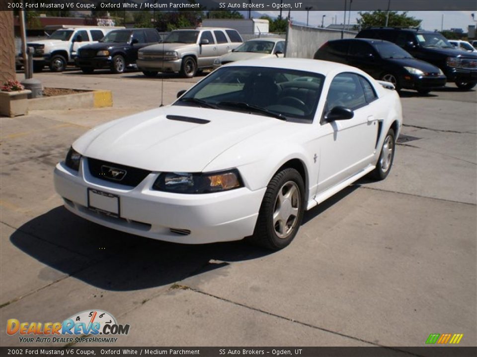 2002 Ford Mustang V6 Coupe Oxford White / Medium Parchment Photo #2