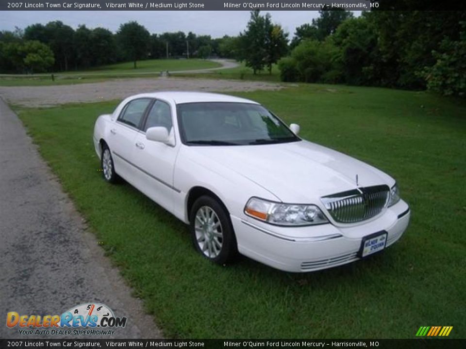 2007 Lincoln Town Car Signature Vibrant White / Medium Light Stone Photo #1