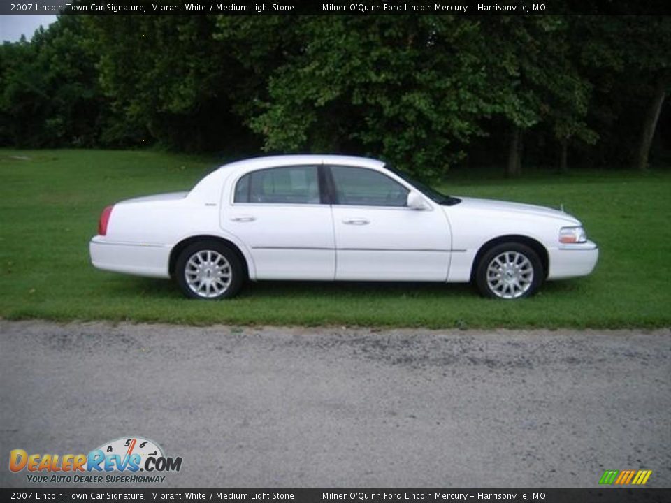 2007 Lincoln Town Car Signature Vibrant White / Medium Light Stone Photo #2