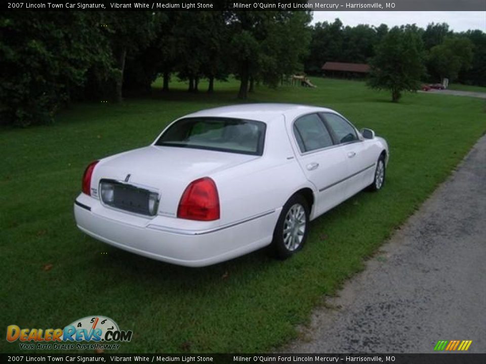 2007 Lincoln Town Car Signature Vibrant White / Medium Light Stone Photo #3
