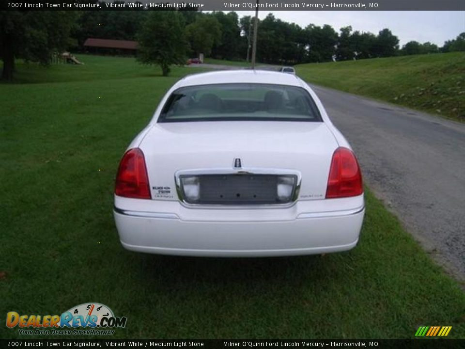 2007 Lincoln Town Car Signature Vibrant White / Medium Light Stone Photo #4