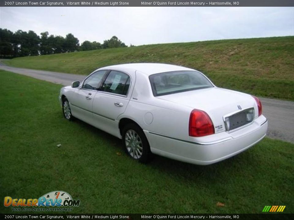 2007 Lincoln Town Car Signature Vibrant White / Medium Light Stone Photo #5