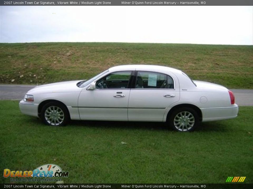 2007 Lincoln Town Car Signature Vibrant White / Medium Light Stone Photo #6