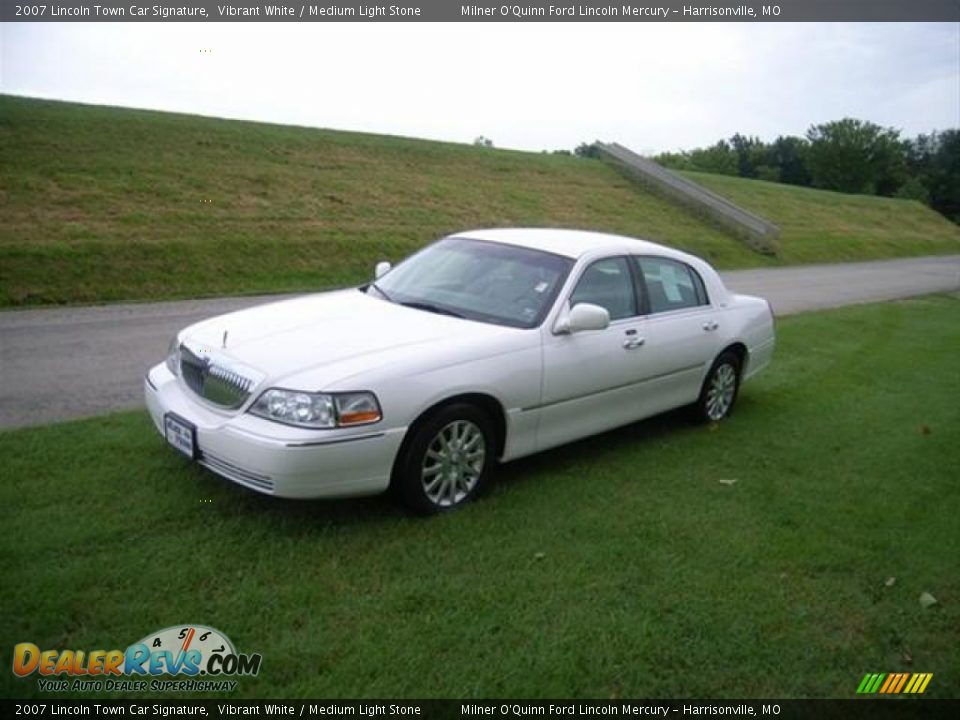 2007 Lincoln Town Car Signature Vibrant White / Medium Light Stone Photo #7
