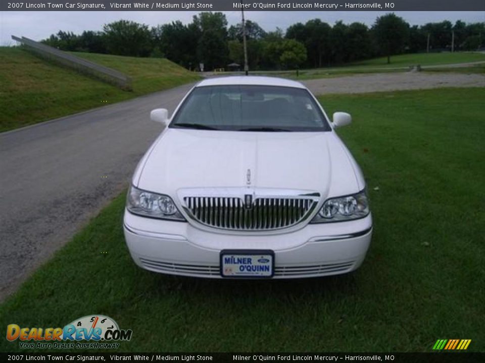 2007 Lincoln Town Car Signature Vibrant White / Medium Light Stone Photo #8