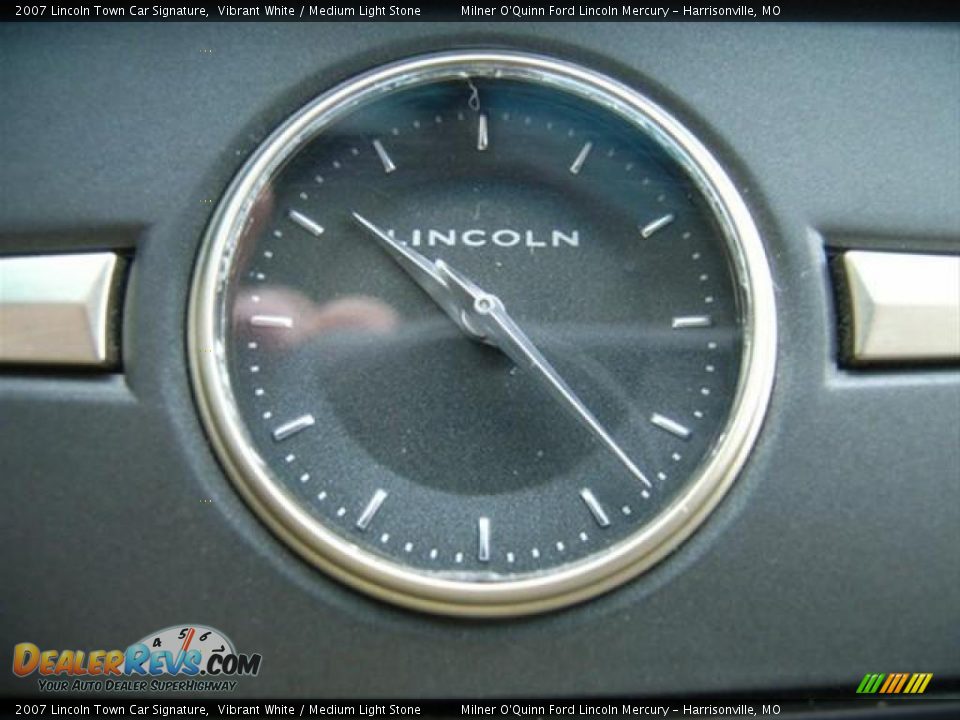 2007 Lincoln Town Car Signature Vibrant White / Medium Light Stone Photo #12