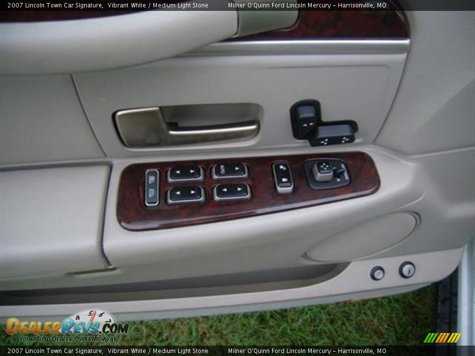 2007 Lincoln Town Car Signature Vibrant White / Medium Light Stone Photo #13