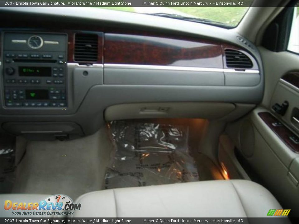 2007 Lincoln Town Car Signature Vibrant White / Medium Light Stone Photo #16