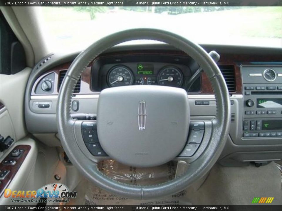 2007 Lincoln Town Car Signature Vibrant White / Medium Light Stone Photo #17