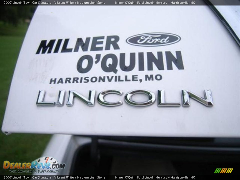 2007 Lincoln Town Car Signature Vibrant White / Medium Light Stone Photo #19