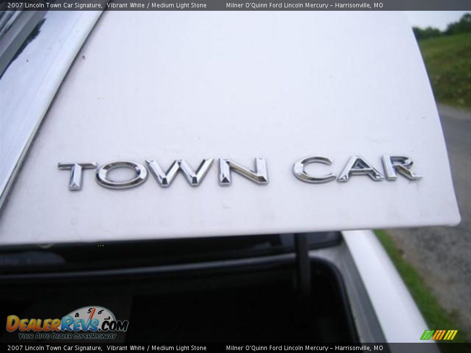 2007 Lincoln Town Car Signature Vibrant White / Medium Light Stone Photo #20