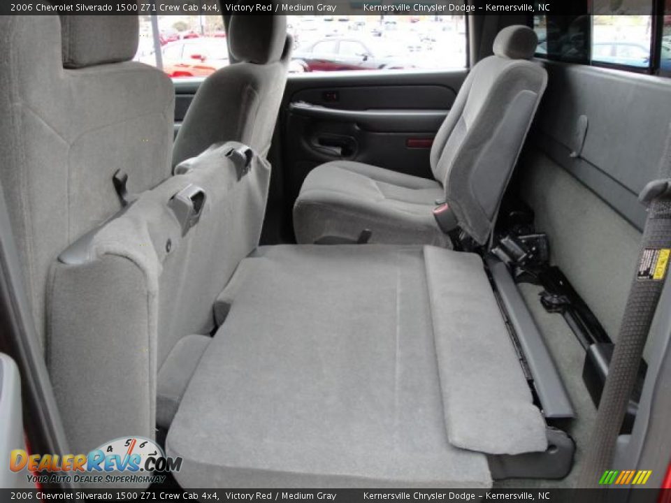 2006 Chevrolet Silverado 1500 Z71 Crew Cab 4x4 Victory Red / Medium Gray Photo #16