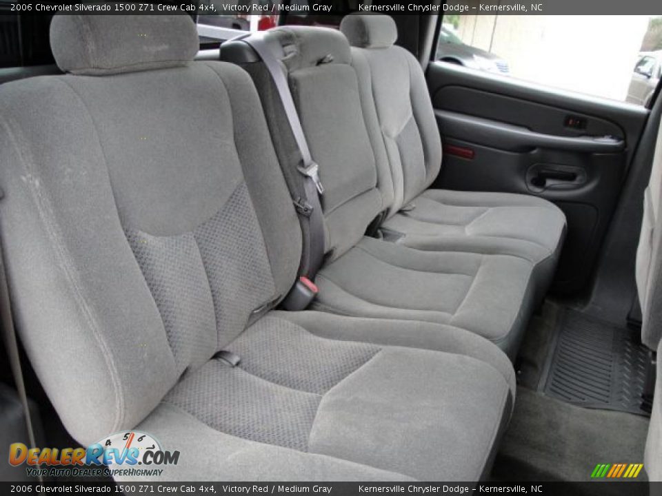 2006 Chevrolet Silverado 1500 Z71 Crew Cab 4x4 Victory Red / Medium Gray Photo #17