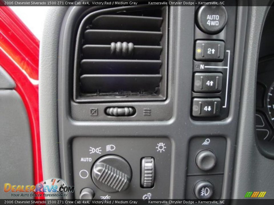 2006 Chevrolet Silverado 1500 Z71 Crew Cab 4x4 Victory Red / Medium Gray Photo #30