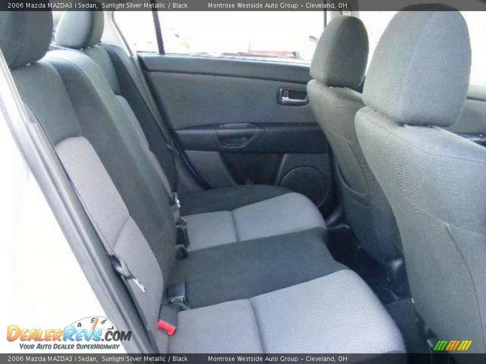 2006 Mazda MAZDA3 i Sedan Sunlight Silver Metallic / Black Photo #12