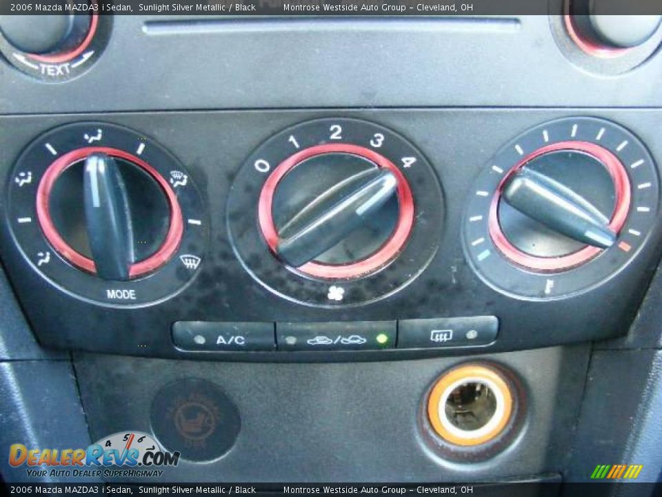 2006 Mazda MAZDA3 i Sedan Sunlight Silver Metallic / Black Photo #22