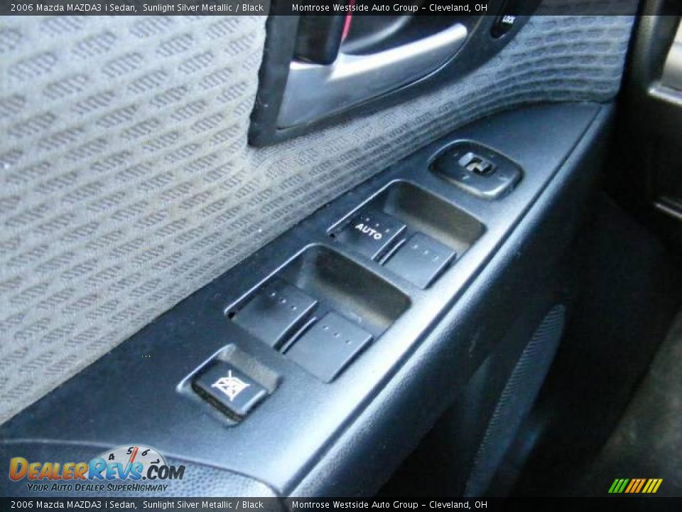 2006 Mazda MAZDA3 i Sedan Sunlight Silver Metallic / Black Photo #24