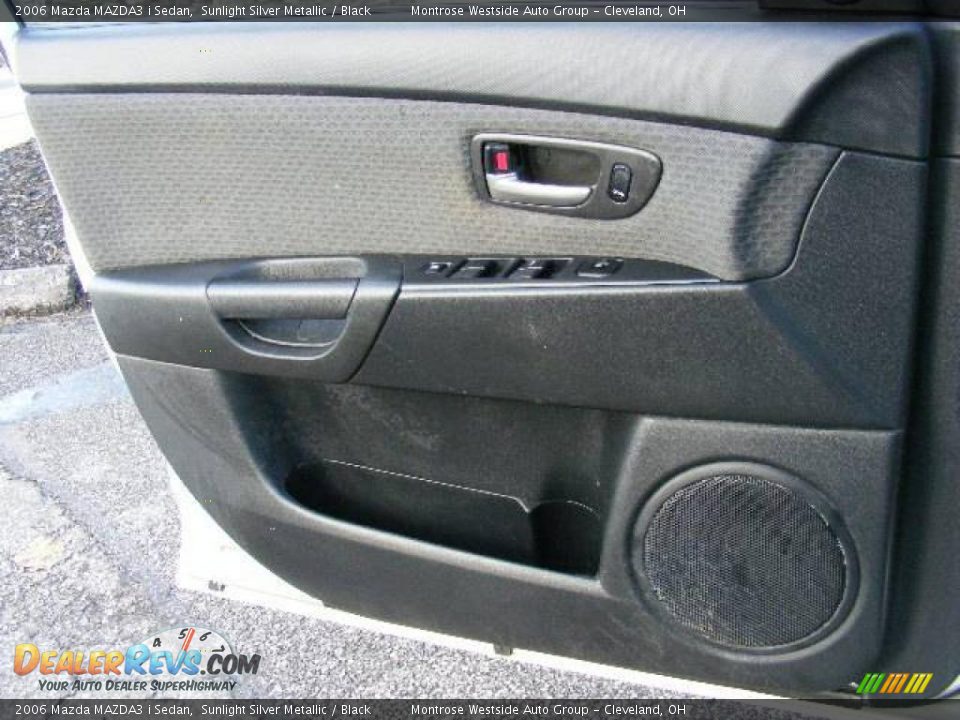 2006 Mazda MAZDA3 i Sedan Sunlight Silver Metallic / Black Photo #25