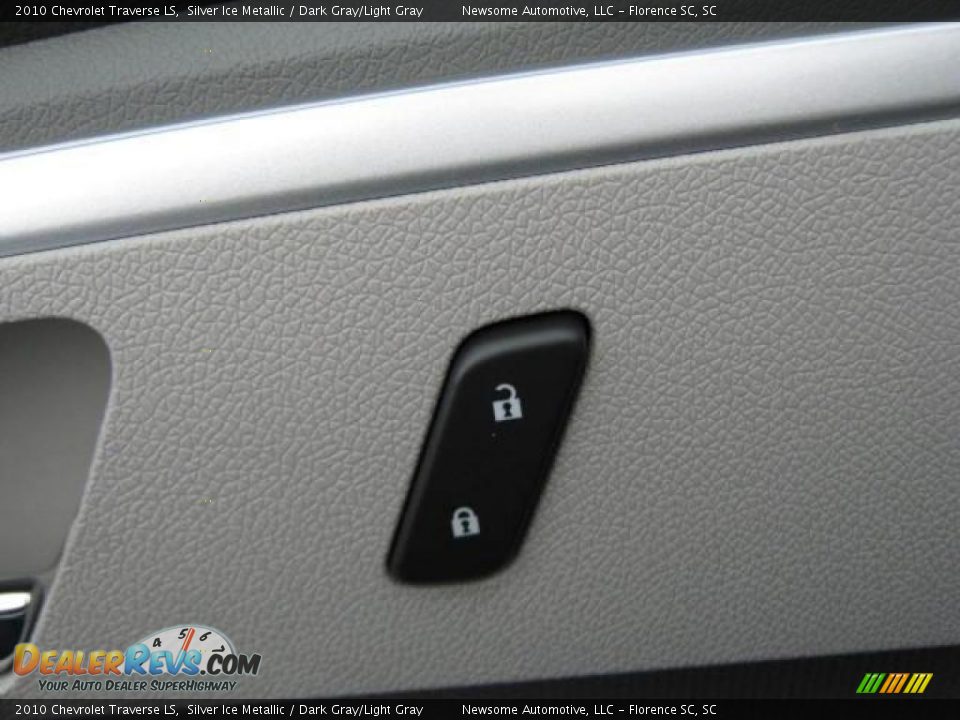 2010 Chevrolet Traverse LS Silver Ice Metallic / Dark Gray/Light Gray Photo #8