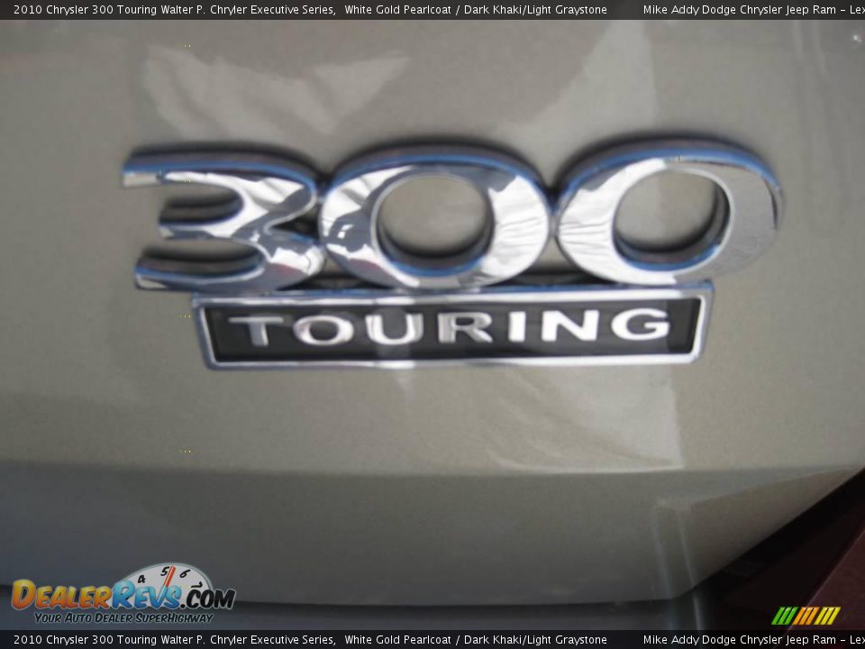 2010 Chrysler 300 Touring Walter P. Chryler Executive Series White Gold Pearlcoat / Dark Khaki/Light Graystone Photo #7