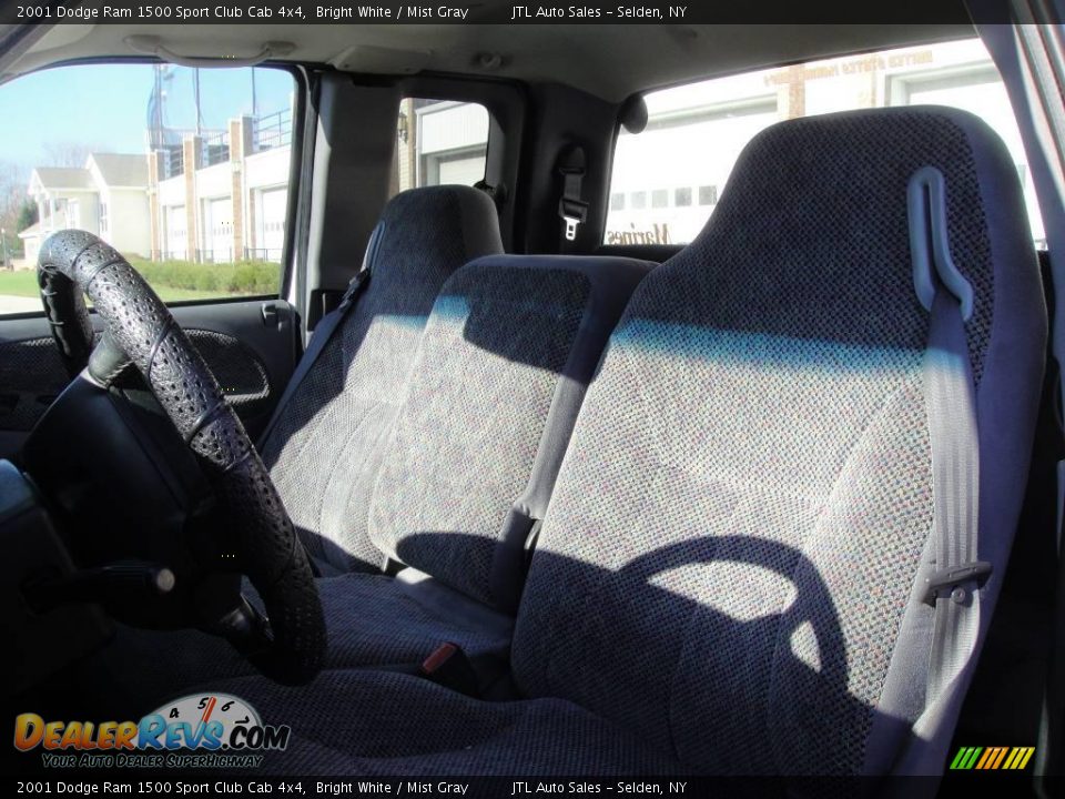 2001 Dodge Ram 1500 Sport Club Cab 4x4 Bright White / Mist Gray Photo #11