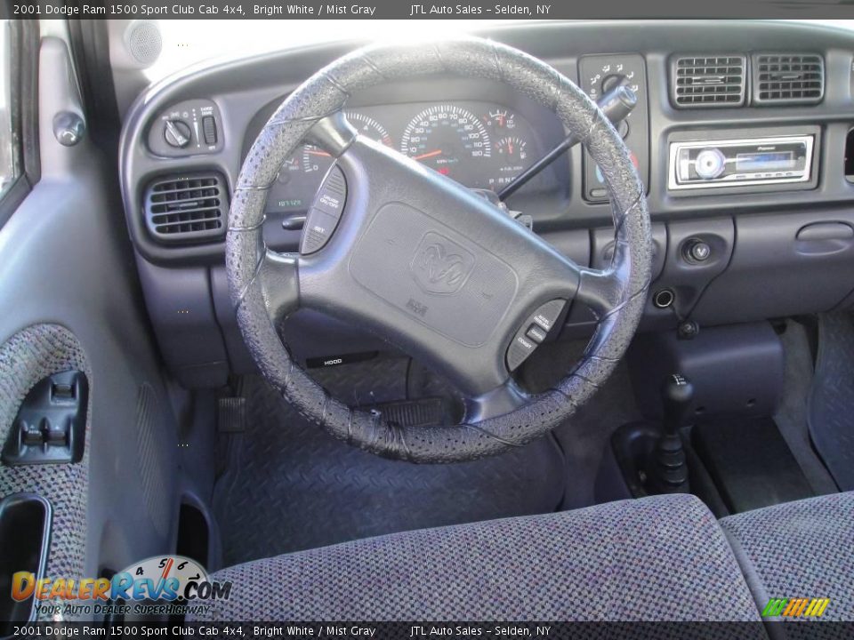 2001 Dodge Ram 1500 Sport Club Cab 4x4 Bright White / Mist Gray Photo #15