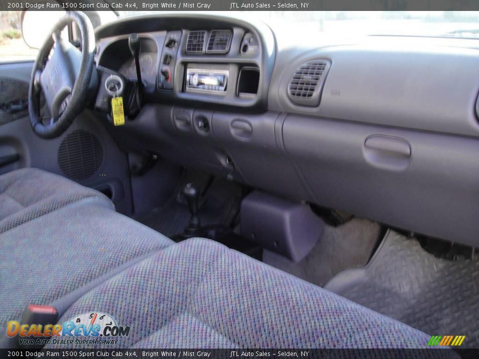 2001 Dodge Ram 1500 Sport Club Cab 4x4 Bright White / Mist Gray Photo #16