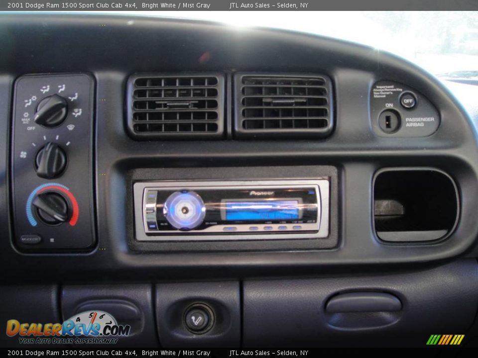 2001 Dodge Ram 1500 Sport Club Cab 4x4 Bright White / Mist Gray Photo #17