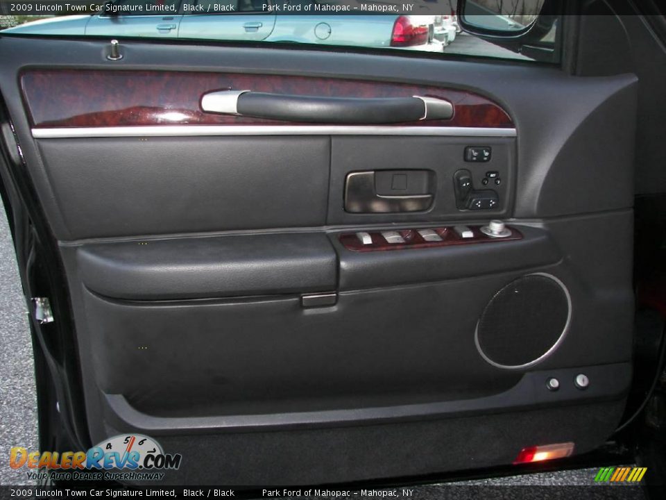 2009 Lincoln Town Car Signature Limited Black / Black Photo #11