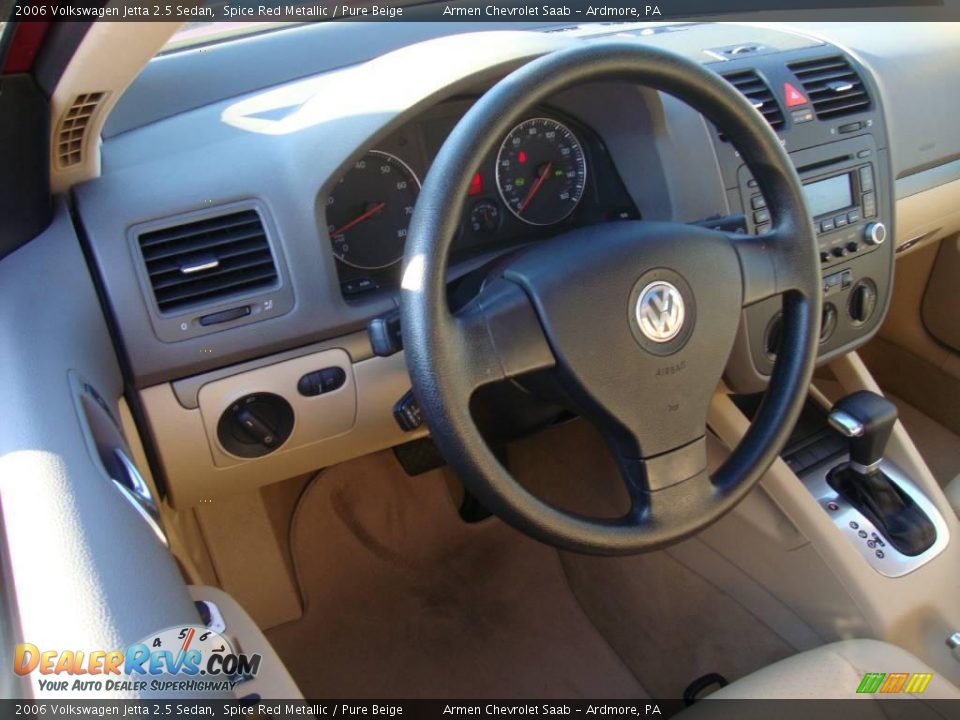 2006 Volkswagen Jetta 2.5 Sedan Spice Red Metallic / Pure Beige Photo #11
