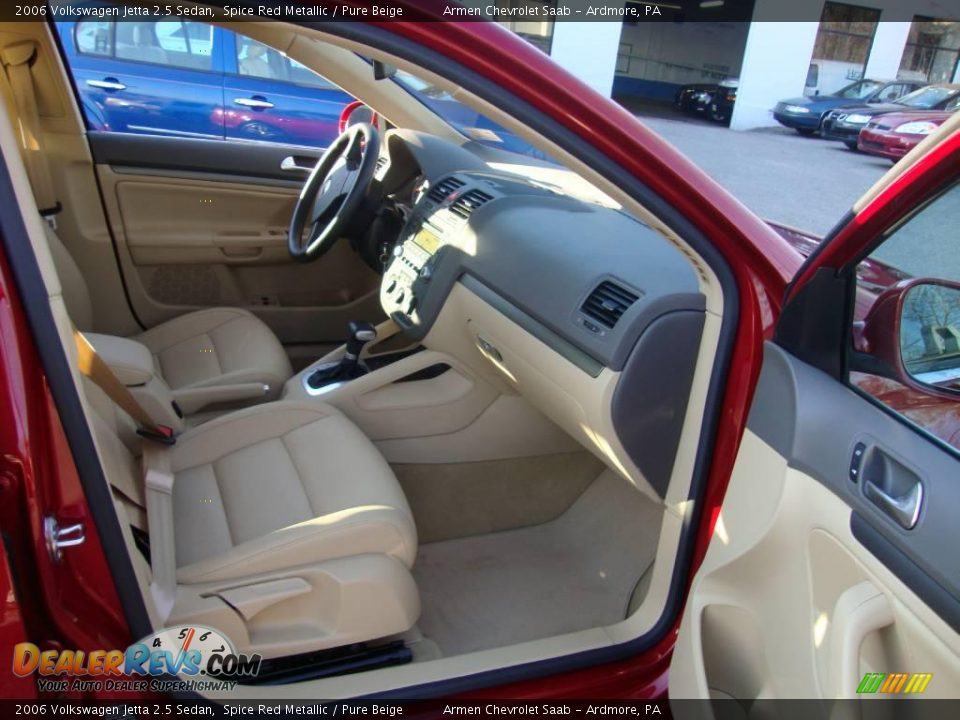 2006 Volkswagen Jetta 2.5 Sedan Spice Red Metallic / Pure Beige Photo #17