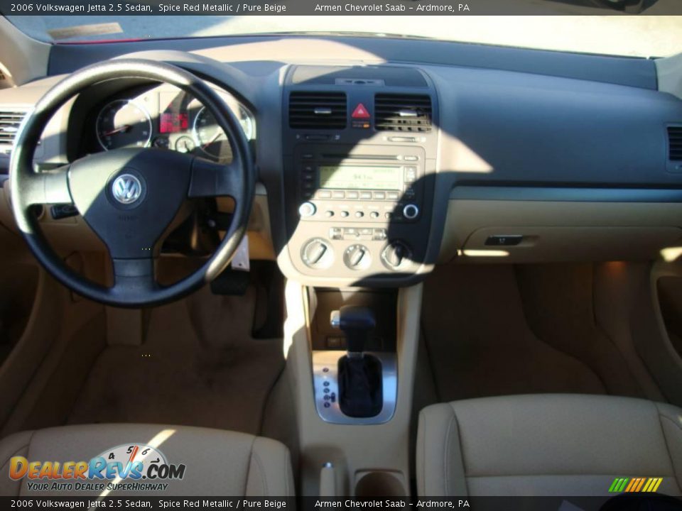 2006 Volkswagen Jetta 2.5 Sedan Spice Red Metallic / Pure Beige Photo #28