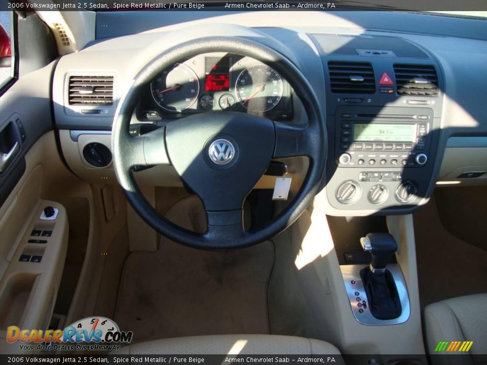 2006 Volkswagen Jetta 2.5 Sedan Spice Red Metallic / Pure Beige Photo #29