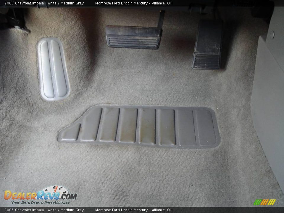 2005 Chevrolet Impala White / Medium Gray Photo #29