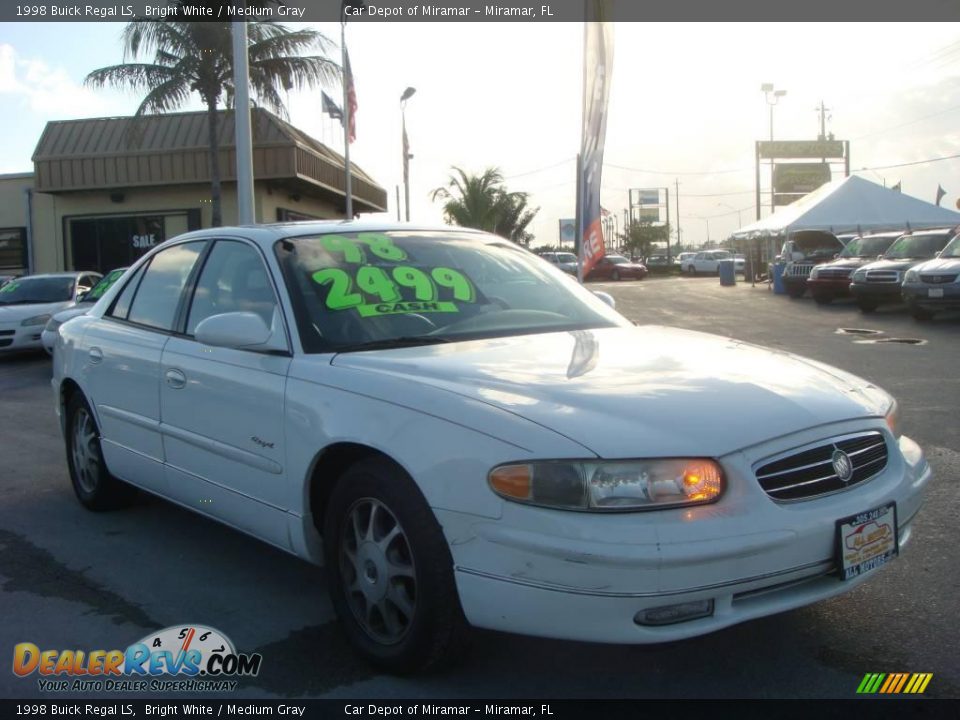 1998 Buick Regal LS Bright White / Medium Gray Photo #1