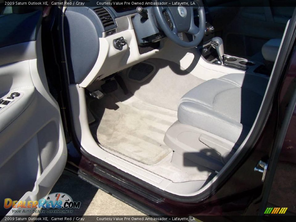 2009 Saturn Outlook XE Garnet Red / Gray Photo #8
