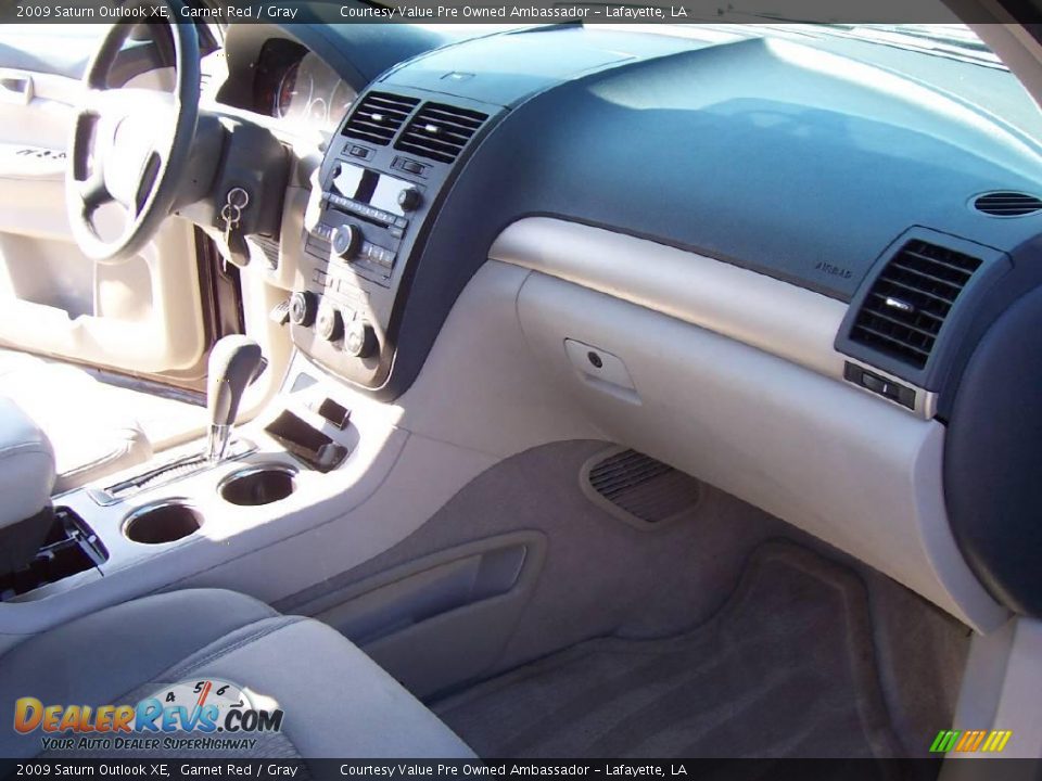 2009 Saturn Outlook XE Garnet Red / Gray Photo #9